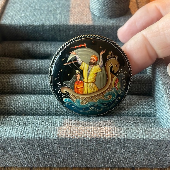 Russian Lacquer Troika Brooch - Picture 1 of 4